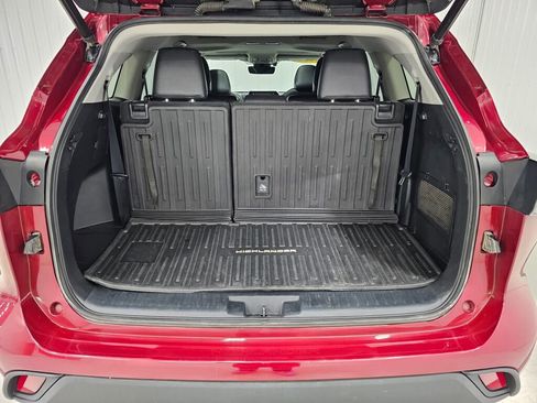Used 2021 Toyota Highlander XLE image 6