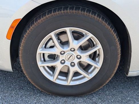 Used 2024 Chrysler Pacifica Touring-L FWD image 13