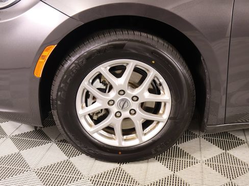Used 2022 Chrysler Pacifica Touring-L FWD image 18