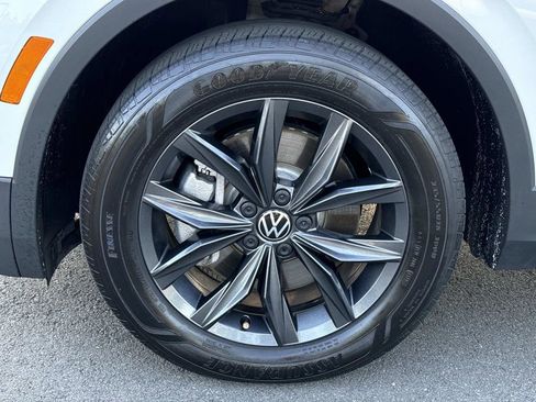 Used 2023 Volkswagen Tiguan SE w/ Panoramic Sunroof Package FWD image 8
