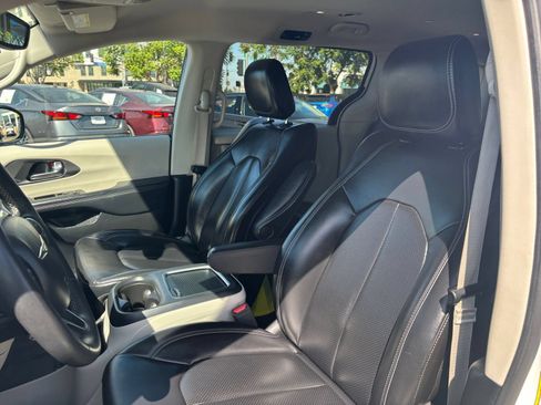 Used 2023 Chrysler Pacifica Touring-L FWD image 34