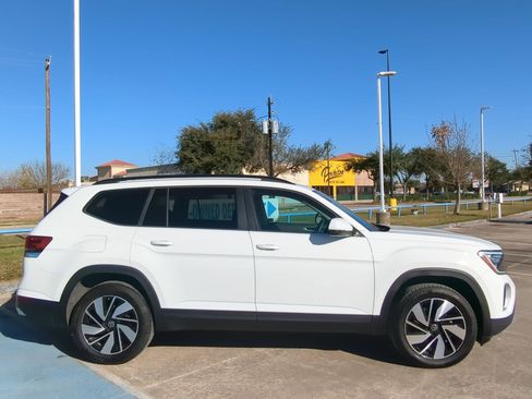 Used 2024 Volkswagen Atlas SE image 2