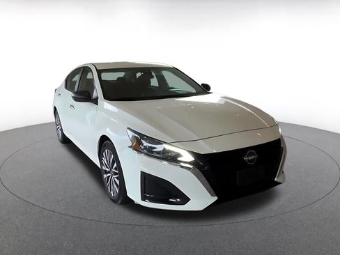 Used 2025 Nissan Altima 2.5 SV FWD image 3