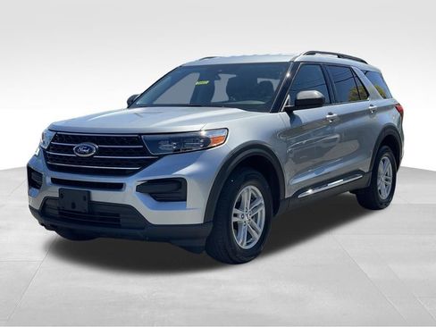 Used 2024 Ford Explorer XLT AWD/4WD image 2