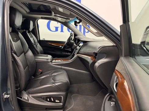Used 2019 Cadillac Escalade ESV Premium Luxury image 8