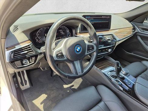 Used 2022 BMW 530e w/ M Sport Package RWD image 10