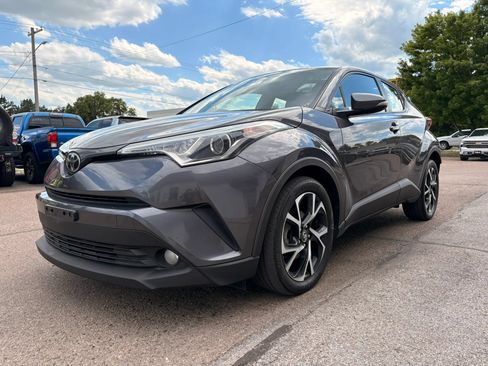 Used 2018 Toyota C-HR XLE FWD image 4