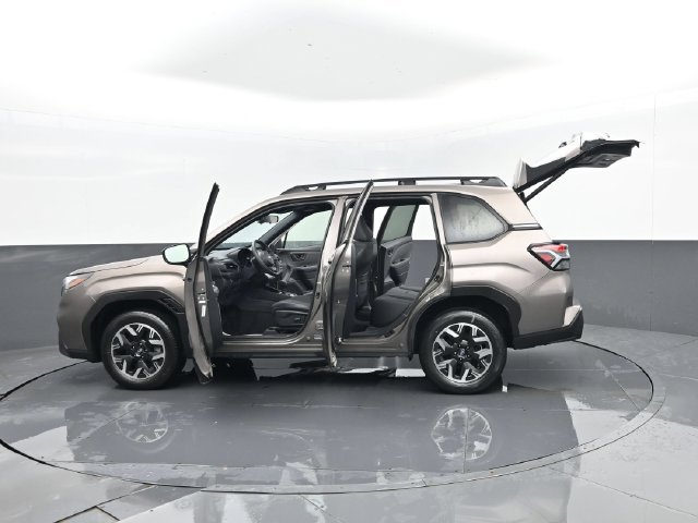 Used 2025 Subaru Forester Premium AWD/4WD image 32