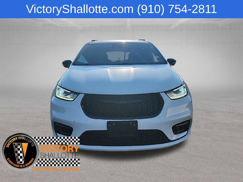 Used 2025 Chrysler Pacifica Limited FWD image 3