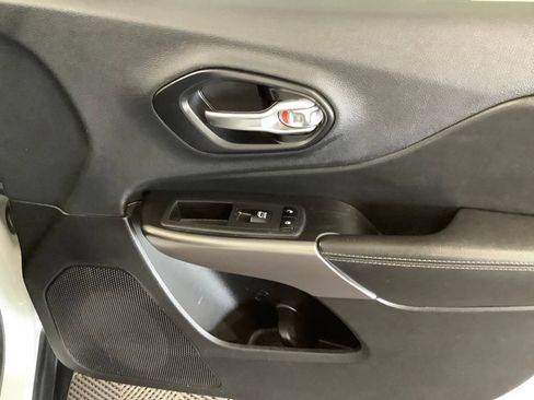 Used 2019 Jeep Cherokee Limited AWD/4WD image 27