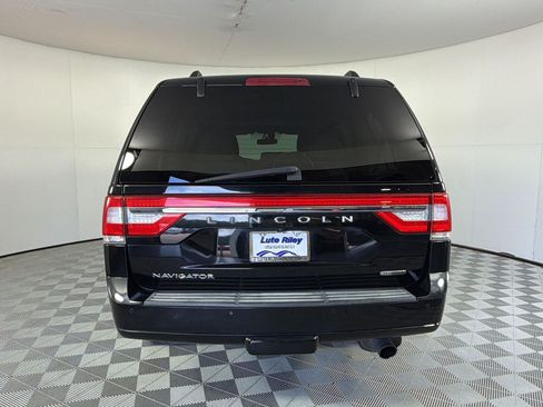 Used 2016 Lincoln Navigator Select RWD image 10