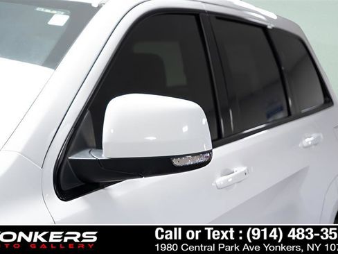 Used 2021 Jeep Grand Cherokee SRT image 22