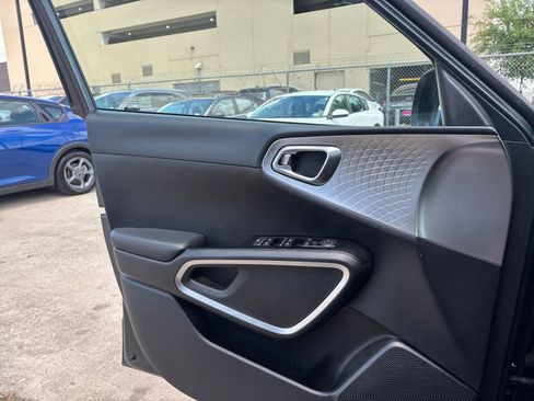 Used 2025 Kia Soul LX w/ LX Technology Package image 18