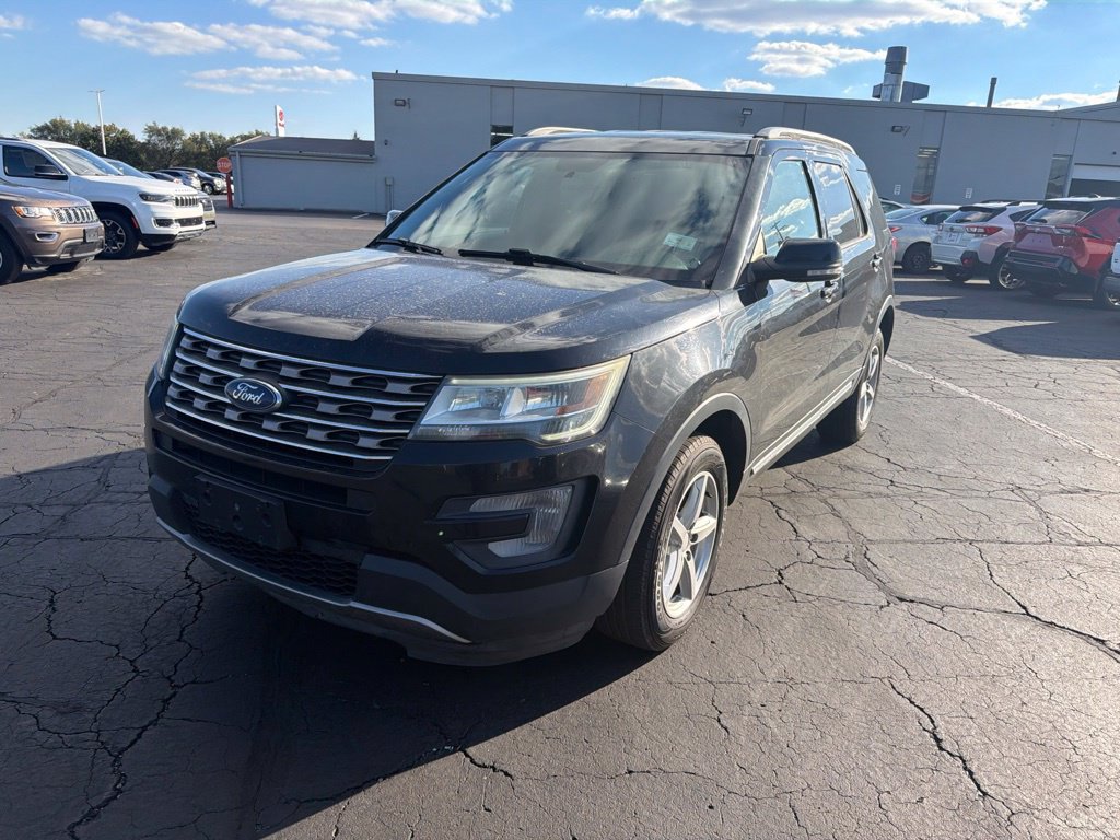 Used 2017 Ford Explorer XLT AWD/4WD image 2