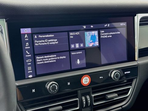 Certified 2025 Porsche Macan AWD/4WD image 18
