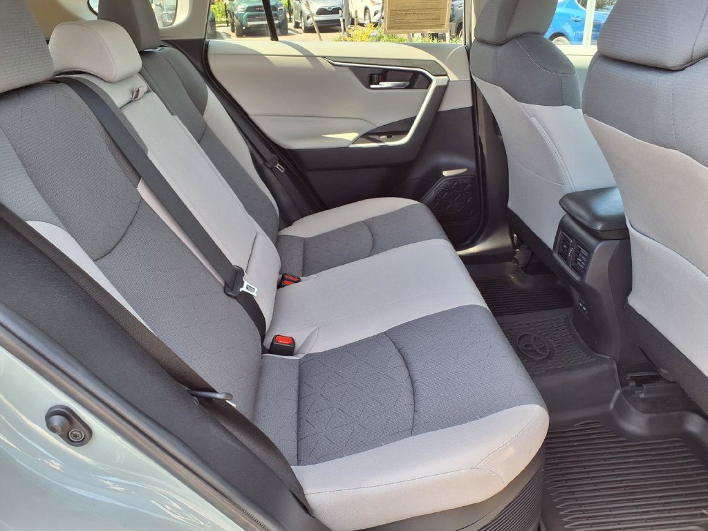 Used 2022 Toyota RAV4 XLE AWD/4WD image 16