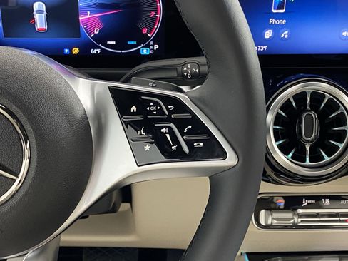 Used 2025 Mercedes-Benz GLB 250 4MATIC image 27