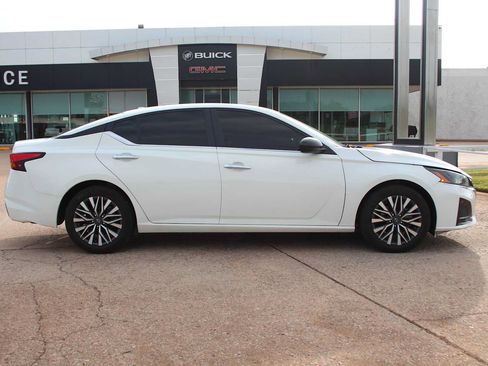 Used 2025 Nissan Altima 2.5 SV FWD image 11