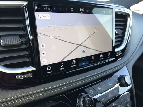 New 2026 Chrysler Pacifica Limited w/ Uconnect Theater Family Group image 18