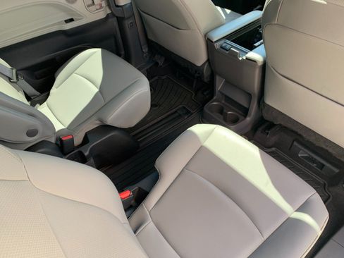 Used 2022 Toyota Sienna XLE AWD/4WD image 28