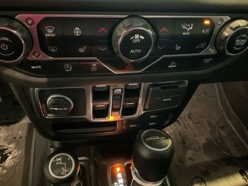 Used 2024 Jeep Gladiator Sport image 13