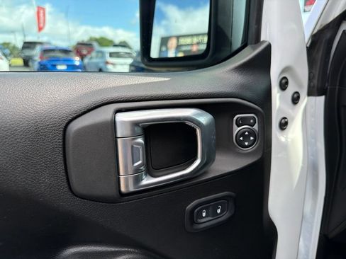 Used 2022 Jeep Wrangler Unlimited Rubicon w/ LED Lighting Group AWD/4WD image 12