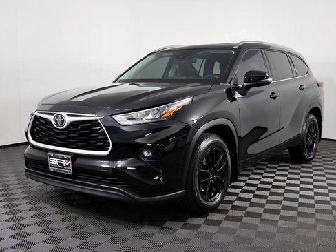 Used 2020 Toyota Highlander XLE AWD/4WD image 2