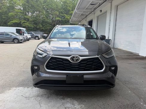 Used 2021 Toyota Highlander XLE FWD image 2