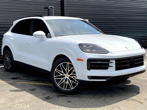 Used 2025 Porsche Cayenne image 9