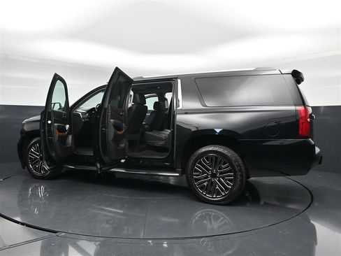 Used 2018 Chevrolet Suburban Premier AWD/4WD image 39