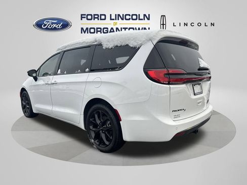 Used 2024 Chrysler Pacifica Limited w/ S Appearance Package image 8