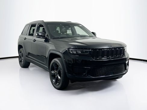 Used 2023 Jeep Grand Cherokee Altitude AWD/4WD image 3