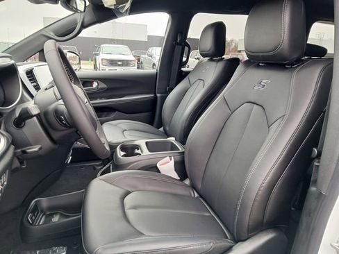 New 2026 Chrysler Pacifica Select image 10