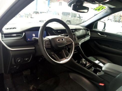 Used 2024 Jeep Grand Cherokee Altitude image 11