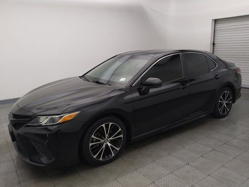 Used 2018 Toyota Camry SE image 2