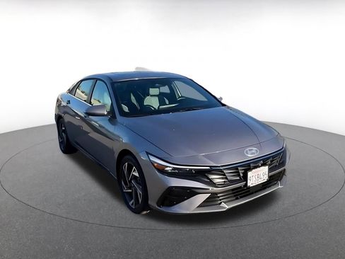 Used 2025 Hyundai Elantra Limited image 3