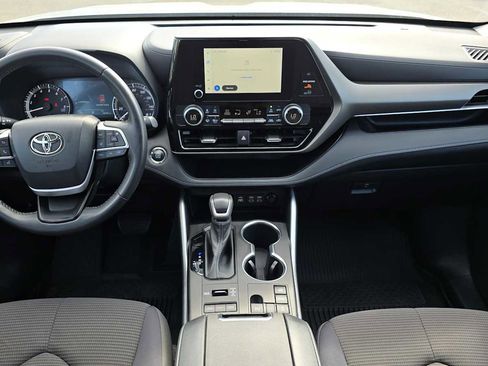 Used 2023 Toyota Highlander LE AWD/4WD image 20