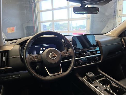 Used 2023 Nissan Pathfinder Platinum FWD image 19
