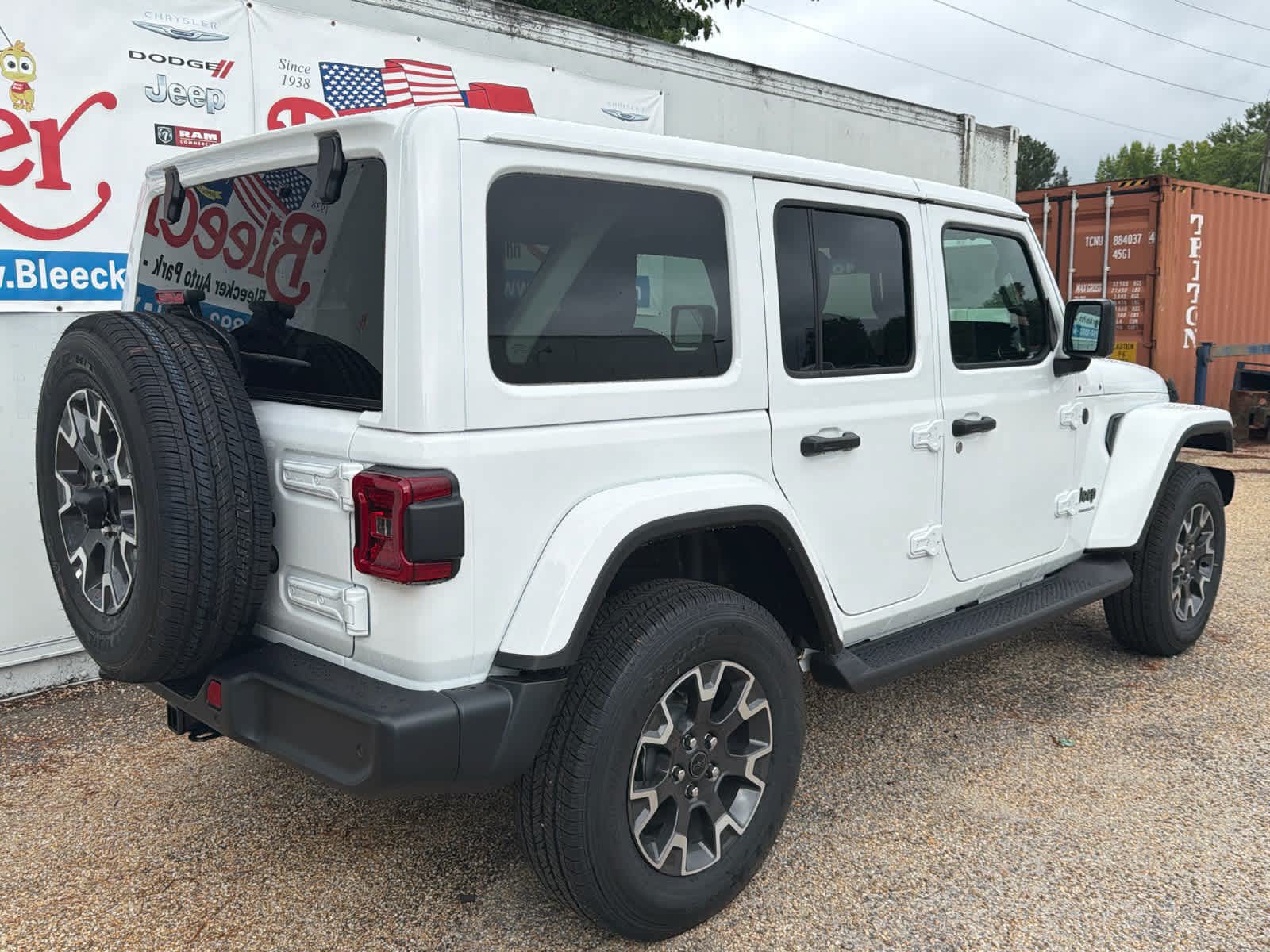 New 2026 Jeep Wrangler Unlimited Sahara AWD/4WD image 3