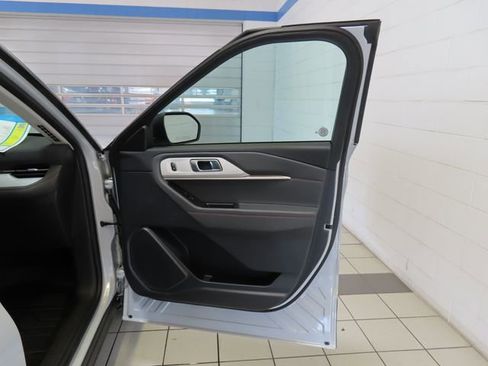 Used 2025 Ford Explorer Active RWD image 25