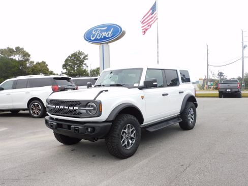 New 2025 Ford Bronco Badlands image 2
