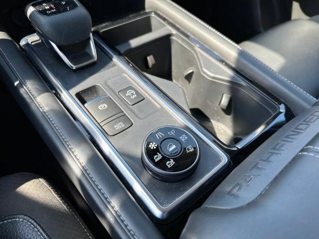 Used 2023 Nissan Pathfinder SL AWD/4WD image 34