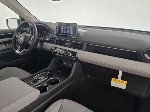 New 2025 Honda Pilot Touring image 13
