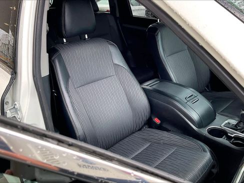 Used 2018 Toyota Highlander Plus image 10