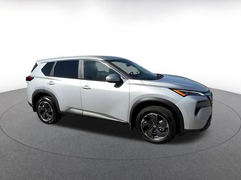 Used 2025 Nissan Rogue SV image 2