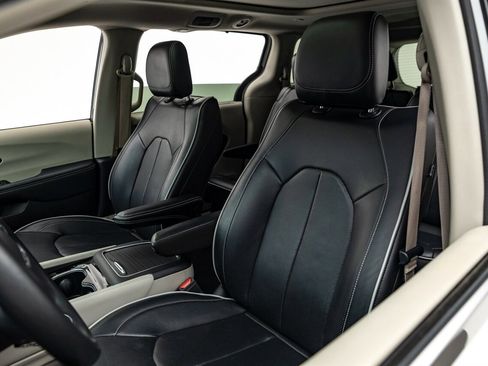 Used 2022 Chrysler Pacifica Limited image 16