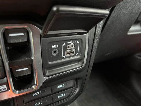Used 2024 Jeep Gladiator Sport AWD/4WD image 39