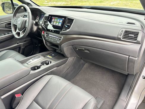Used 2025 Honda Passport TrailSport image 12