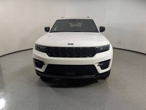 New 2025 Jeep Grand Cherokee Altitude image 2