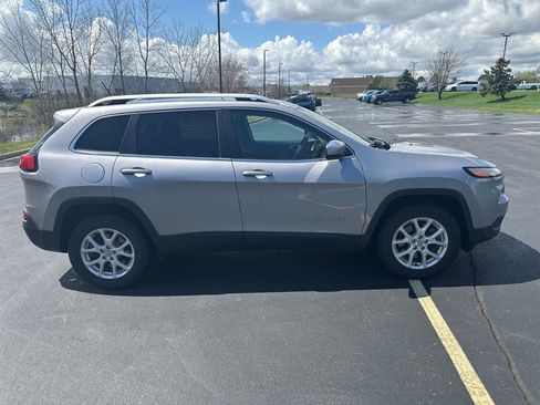 Used 2018 Jeep Cherokee Latitude w/ Cold Weather Group image 2